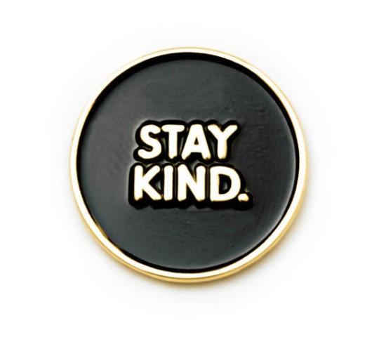 Пин металлический Оставайся добрым черный